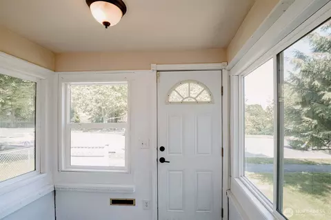 Entry Way - 2218 Summit Ave, Everett, WA 98201 photo 4 of 4