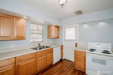 Kitchen - 2218 Summit Ave, Everett, WA 98201 photo 3 of 4