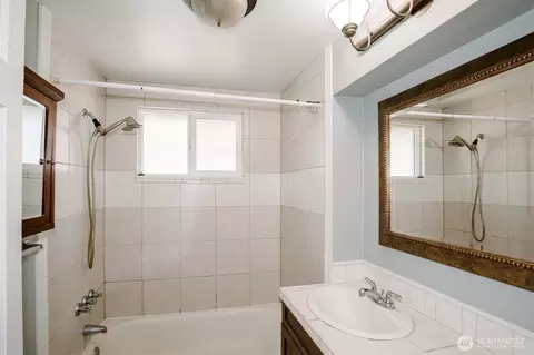 Bath - 2218 Summit Ave, Everett, WA 98201 photo 1 of 1