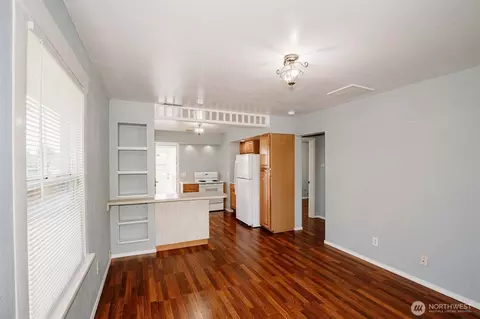Living - 2218 Summit Ave, Everett, WA 98201 photo 2 of 5