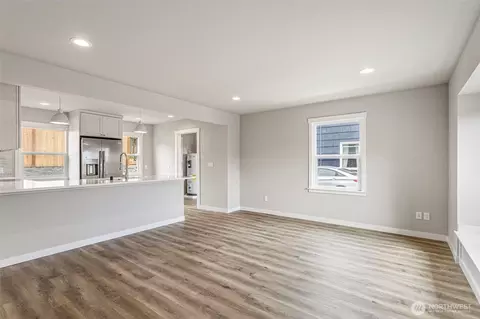 Living - 1624 Pine St, Everett, WA 98201 photo 2 of 4