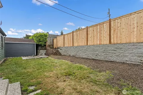 Exterior - 1624 Pine St, Everett, WA 98201 photo 4 of 6