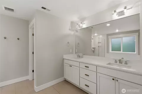 Bath - 9307 NE 173rd St, Bothell, WA 98011 photo 2 of 5