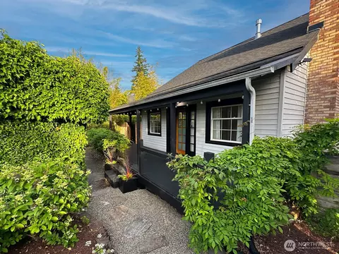 2127 8th St, Bremerton, WA 98312