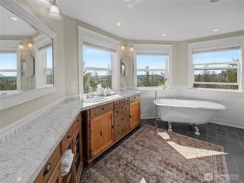 Bath - 27721 SE 400th Way, Enumclaw, WA 98022 photo 2 of 5