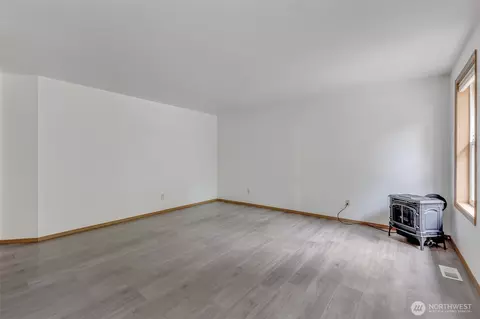 Living - 39322 310th Ave SE, Enumclaw, WA 98022 photo 9 of 12