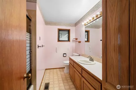 Bath - 507 View Ridge Dr, Everett, WA 98203 photo 1 of 2