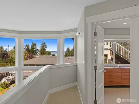 Entry Way - 4909 Chinook Dr, Everett, WA 98203 photo 3 of 3