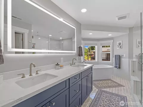 Bath - 4909 Chinook Dr, Everett, WA 98203 photo 2 of 6
