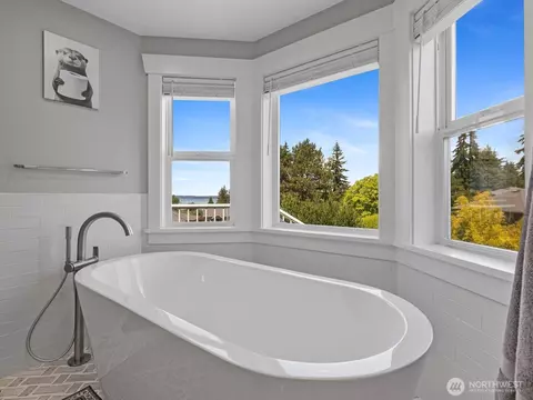 Bath - 4909 Chinook Dr, Everett, WA 98203 photo 4 of 6