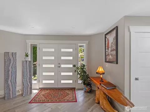 Entry Way - 4909 Chinook Dr, Everett, WA 98203 photo 1 of 3
