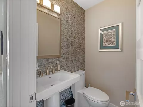 Bath - 4909 Chinook Dr, Everett, WA 98203 photo 1 of 6