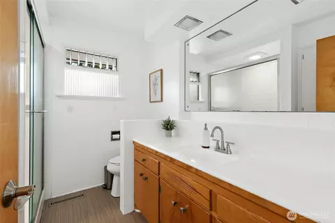 Bath - 4612 View Dr, Everett, WA 98203 photo 1 of 1
