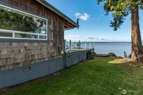 19422 Soundview Dr NW, Stanwood, WA 98292