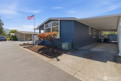 318 Peacock Ln, Kelso, WA 98626