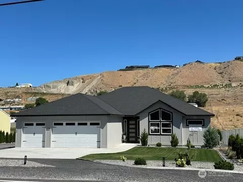 949 N Newport Loop, East Wenatchee, WA 98802