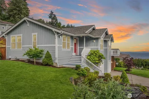 2790 Chambers Bay Dr, Steilacoom, WA 98388