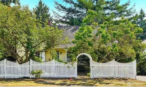 739 N 165th St, Shoreline, WA 98133