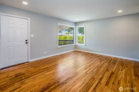 Living - 308 29th Ave, Longview, WA 98632 photo 2 of 3