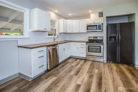 Kitchen - 308 29th Ave, Longview, WA 98632 photo 2 of 3