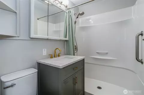 Bath - 308 29th Ave, Longview, WA 98632 photo 1 of 1