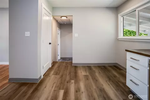 Entry Way - 308 29th Ave, Longview, WA 98632 photo 2 of 2