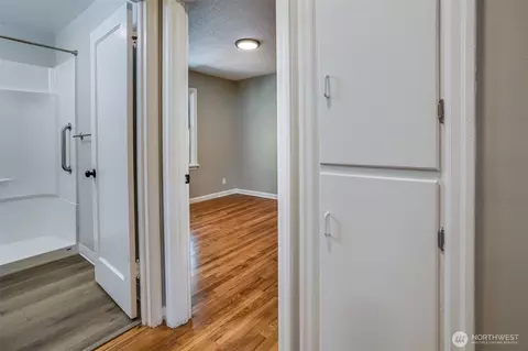 Entry Way - 308 29th Ave, Longview, WA 98632 photo 1 of 2