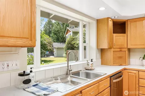 Kitchen - 17529 93rd Ave NE, Bothell, WA 98011 photo 4 of 5