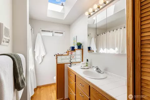Bath - 17529 93rd Ave NE, Bothell, WA 98011 photo 3 of 3