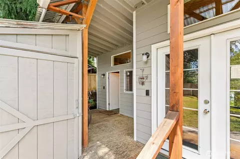 Exterior - 17529 93rd Ave NE, Bothell, WA 98011 photo 7 of 10