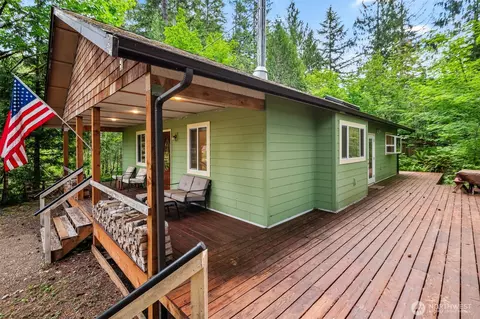 521 N Fairway Dr W, Hoodsport, WA 98548