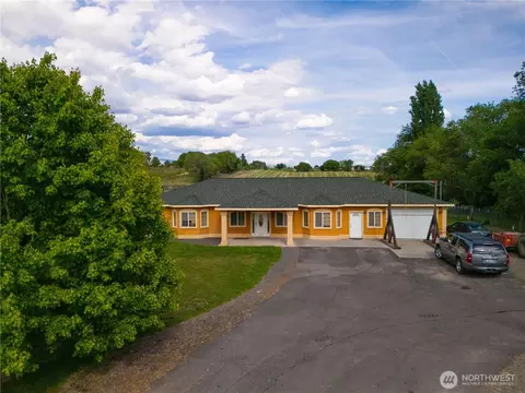 1811 Beam Rd, Granger, WA 98932
