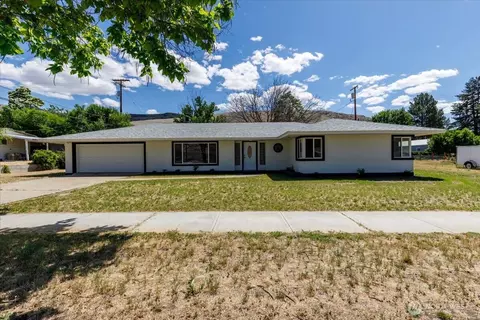 1013 River Dr, Coulee Dam, WA 99116
