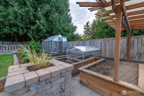 Exterior - 13716 59th Ave SE, Everett, WA 98208 photo 9 of 10