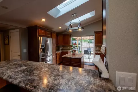 Kitchen - 13716 59th Ave SE, Everett, WA 98208 photo 3 of 4