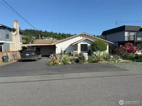 8201 Sandy Hook Dr, Clinton, WA 98236