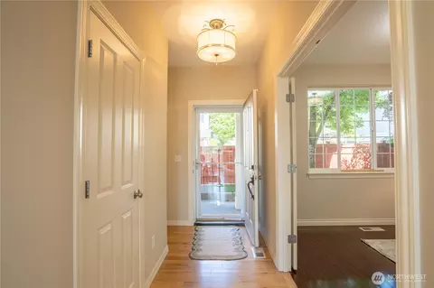 Entry Way - 24112 40th Ave SE, Bothell, WA 98021 photo 3 of 4