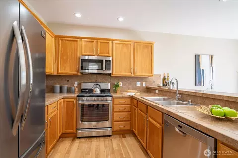 Kitchen - 24112 40th Ave SE, Bothell, WA 98021 photo 1 of 2
