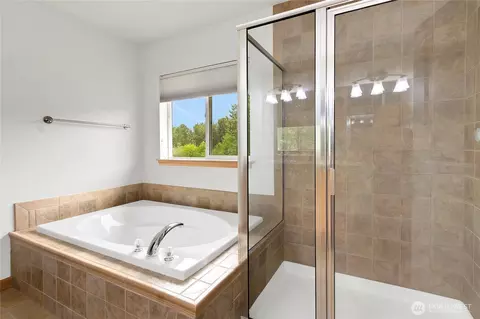 Bath - 1522 Daffodil Ave NE, Orting, WA 98360 photo 2 of 4