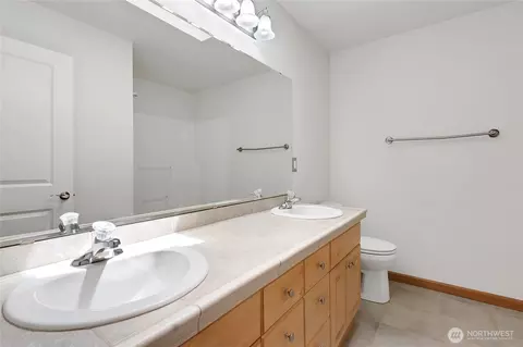 Bath - 1522 Daffodil Ave NE, Orting, WA 98360 photo 3 of 4