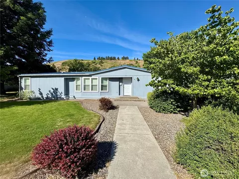 1218 S 3rd St, Dayton, WA 99328