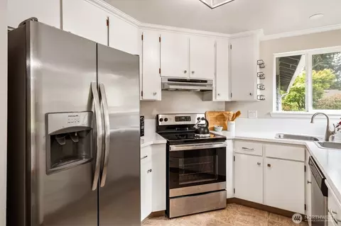 Kitchen - 14222 61st Ave SE, Everett, WA 98208 photo 2 of 3