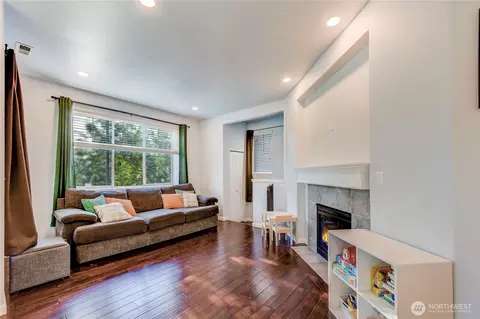 Living - 10030 12th Ave SE, Everett, WA 98208 photo 2 of 2