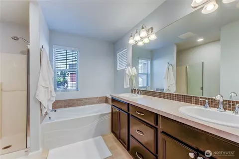 Bath - 10030 12th Ave SE, Everett, WA 98208 photo 2 of 5