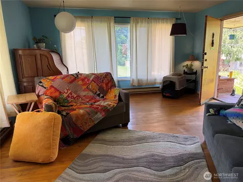 Living - 708 Olson Rd, Longview, WA 98632 photo 3 of 4
