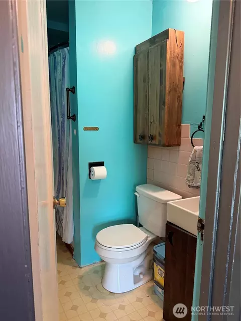 Bath - 708 Olson Rd, Longview, WA 98632 photo 1 of 1