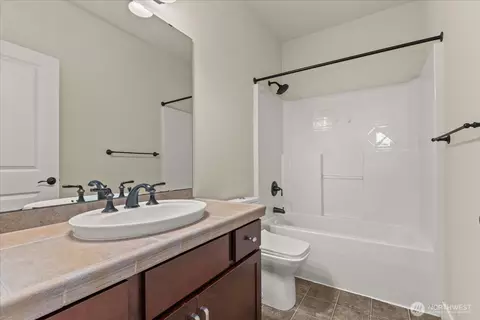 Bath - 13914 N Pointe Cir #E, Mill Creek, WA 98012 photo 4 of 4
