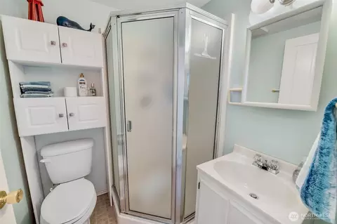 Bath - 406 Oregon Ave N, Long Beach, WA 98631 photo 2 of 2