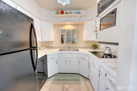 Kitchen - 406 Oregon Ave N, Long Beach, WA 98631 photo 1 of 2