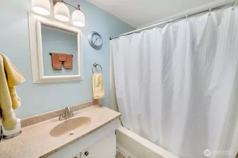 Bath - 406 Oregon Ave N, Long Beach, WA 98631 photo 1 of 2